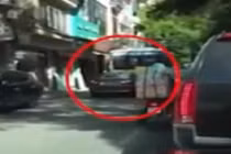 Lái xe cứ vô tư lấn chiều đường ngược lại trên phố HN