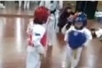 Màn đấu võ “kinh điển” của 2 võ sĩ nhí