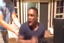 Phản ứng của anh ấy khi đang chơi bị cù nách