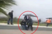 Lấy dao kề cổ vợ, bị đánh hội đồng giữa phố