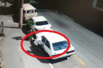 Trộm xe không thành còn bị đạp vào mông