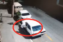 Trộm xe không thành còn bị đạp vào mông