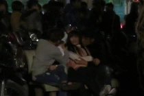 Hồ Gươm đêm Noel: Trai gái cứ là... ôm ấp, sờ mó