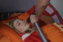 Nam thanh niên đánh thức bạn gái bằng... máy hút bụi