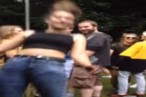 Mê mẩn thiếu nữ sexy nhảy theo nhạc sàn bốc lửa