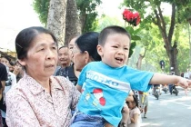 Ông bà, cháu chắt đội nắng viếng Đại tướng