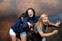 Muôn kiểu phản ứng trong ngôi nhà ma ám