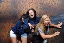 Muôn kiểu phản ứng trong ngôi nhà ma ám