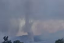 Cận cảnh núi lửa phun trào, "đẻ" ra hàng loạt lốc xoáy