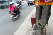 Cột điện gãy, nghiêng ngả... khiến dân Hà Nội khiếp vía 