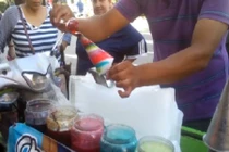 Clip kem đá đường phố cuốn hút người xem