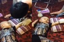 Nhóc 2 tuổi được bố đưa đi xăm sành điệu