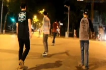 Thót tim cảnh trượt ván, patin trên đường Hà Nội