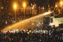 Cảnh sát dùng vòi rồng giải tán người biểu tình