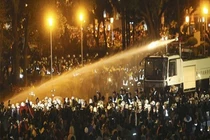 Cảnh sát dùng vòi rồng giải tán người biểu tình