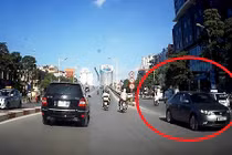 Ô tô ngang nhiên đi ngược chiều tại Hà Nội