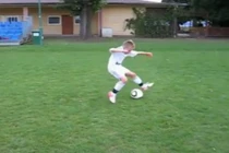 Nhóc tì chơi bóng ngang Ronaldo