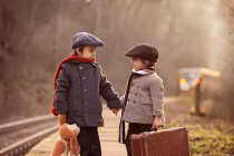 Bộ ảnh khoảnh khắc dễ thương của hai bé