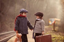 Bộ ảnh khoảnh khắc dễ thương của hai bé