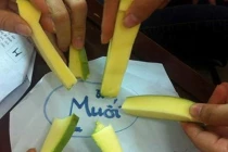 Ảnh cười Facebook: Ăn xoài kiểu... sinh viên