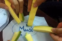 Ảnh cười Facebook: Ăn xoài kiểu... sinh viên