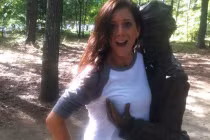 Muôn kiểu tự sướng với tượng (5)