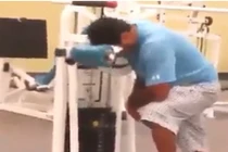 Clip cười đau ruột với anh chàng ngủ gật khi tập gym