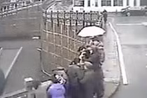 Giải cứu thành công một người phụ nữ nhảy cầu tự tử