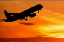 Hy hữu bám vào bánh máy bay suốt 5 tiếng vẫn sống sót