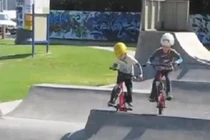 Nhóc tì 4 tuổi trình diễn xe đạp “đốn tim” người xem