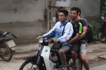 “Cậu ấm cô chiêu” chưa đủ tuổi vẫn cưỡi xe máy đi học