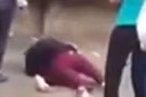 Thiếu nữ đánh bạn bệt đất