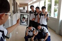 Ảnh động cười toe toét: “Ông anh” cơ hội