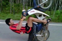 “Hú vía” trước những màn bốc đầu xe của teen Việt (P3)