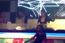 Xôn xao clip cô bé nhảy bốc lửa trong quán bar