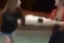 Phẫn nộ gái trẻ Việt quăng quật dã man chú chó nhỏ