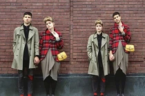 Khi vợ chồng đổi quần áo cho nhau