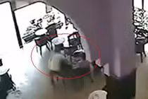 Cướp laptop tại nhà hàng trong... “5 giây” 