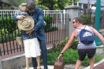 Muôn kiểu “tự sướng” với tượng đá (2)