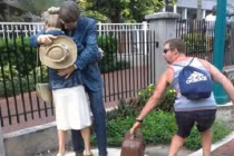 Muôn kiểu “tự sướng” với tượng đá (2)