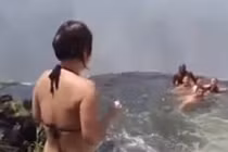 Hoảng hồn tắm tự sướng trên thác nước tử thần