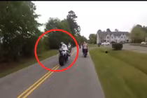 Gái trẻ bị rơi khỏi xe mô tô sau cú rồ ga 