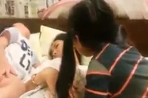 Hai em bé bị bố mẹ trêu cực kỳ đáng yêu