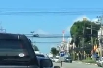 Chán sống... trai trẻ đu dây điện làm xiếc