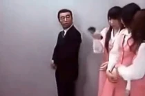 Cười té ghế với “Thánh troll” trong thang máy