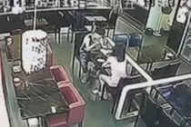 Gái trẻ ném đĩa thức ăn, túm tóc đánh bạn trai