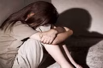 Giả làm thầy giáo hiếp dâm HS lớp 5 ngay trong trường