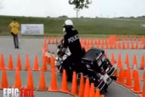 Cảnh sát “đánh võng” mô tô cực siêu