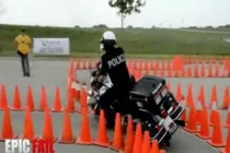 Cảnh sát “đánh võng” mô tô cực siêu