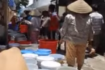 Chen chân mua nước sạch giá cắt cổ giữa Thủ đô